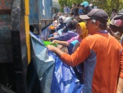 Kecelakaan Truk Pengangkut Minyak, Warga Sebut ‘Rejeki dari Langit’