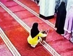 Ibadah Subuh Ternoda, Perempuan Berjilbab Terekam CCTV Curi Isi Tas di Masjid