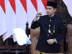Sejarawan JJ Rizal Ungkap Makna Pakaian yang Dikenakan Gibran Saat Pelantikan, Sebut Antek Kompeni