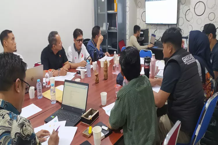 Rapat pembahasan kedua Sentra Gakkumdu (Gabungan Penegakan Hukum Terpadu) Bawaslu Sulawesi Selatan yang dihadiri oleh unsur Bawaslu, Kepolisian, dan Kejaksaan, Minggu (6/10/2024).