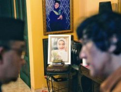 Ditingal Marissa Haque, Ikang Fawzi Menangis di Pelukan Anies, Sahabat Ungkap Empat Kali Pingsan