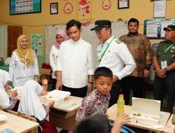 Wapres Gibran Bagikan Nasi Ayam Sayur di Maros, Siswa: Enak Gratis