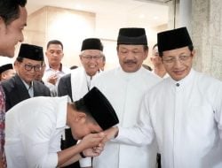 Viral Momen Gibran Cium Tangan Menag, Netizen: Tulus atau Berlebihan?