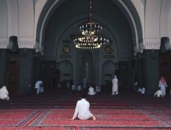Tips Jitu Supaya Pikiran  Nggak Kemana-mana Saat Salat