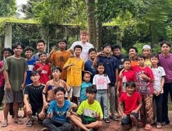 Makin Melokal, Ole Romeny Sampai Main Bola Plastik Bareng Anak-anak