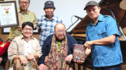 Buku Demokrasi Satupena Dapat Rekor MURI, Karya Bersama 221 Penulis