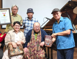 Buku Demokrasi Satupena Dapat Rekor MURI, Karya Bersama 221 Penulis