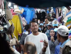 Seto Blusukan ke Pasar Senggol, Beli Baju dan Borong Es Buah