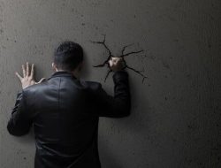 Segera Lakukan Ini Jika Kamu Kepikiran Ingin Menyakiti Diri Sendiri