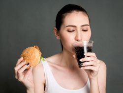 5 Risiko Kesehatan Mengintai Saat Makan dan Minum Soda Secara Bersamaan