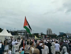 Massa PA 212 Reuni di Monas, Nyanyikan Mars FPI dan Kibarkan Bendera Palestina