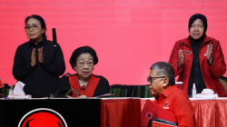 Arsip foto - Sekretaris Jenderal PDIP Hasto Kristiyanto (kedua kanan) berjalan melintasi Ketua Umum PDI Perjuangan Megawati Soekarnoputri (kedua kiri), calon Gubernur Jawa Timur Tri Rismaharini (kanan) dan Ketua DPP Bidang Perempuan dan Anak I Gusti Ayu Bintang Darmawati (kiri) saat rapat konsolidasi PDIP di Surabaya, Jawa Timur, Selasa (12/11/2024). ANTARA FOTO/Moch Asim/Spt/aa.