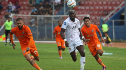 Arsip - Pesepak bola Persik Kediri Flavio G. Silva (tengah) dibayang-bayangi pesepak bola Borneo Fc Leonardo Silva Lelis (kiri) pada pertandingan Liga 1 di Stadion Brawijaya, Kota Kediri, Jawa Timur, Senin (3/7/2023). ANTARA FOTO/Prasetia Fauzani/aww.