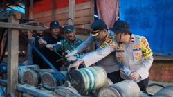 Tim gabungan memeriksa alat penambangan emas ilegal di Geumpang, Kabupaten Pidie, Aceh. ANTARA/HO-Dok Polres Pidie