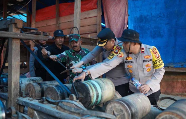 Tim gabungan memeriksa alat penambangan emas ilegal di Geumpang, Kabupaten Pidie, Aceh. ANTARA/HO-Dok Polres Pidie