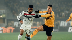 Pemain Manchester United Amad Diallo (16) mempertahankan bola dari penggawa Wolves Joao Gomes (8) pada pertandingan pekan ke-18 Liga Inggris di Stadion Molineux, Wolverhampton, Kamis (27/12/2024). (X.com/@ManUtd)