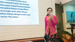 Pegiat kebaya dan budaya Indonesia Miranti Serad Ginanjar dalam workshop kebaya yang digelar di Jakarta, Sabtu (21/12/2024). (ANTARA/HO-Miranti Serad Ginanjar)