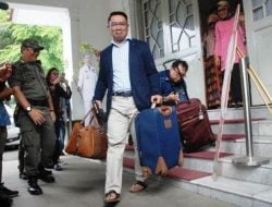 Beredar Foto Ridwan Kamil Berkemas Pulang Kampung, Eko Widodo: Harus Belajar Rido