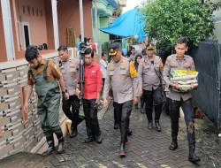 Lelah Lawan Banjir, Bantuan Polrestabes Jadi Obat bagi 48 KK Blok 8 Perumnas Antang