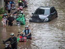 Yakin Banjir Jakarta Bukan karena Cuaca Ekstrem,  Adhie M Massardi: Karena Sungai Diurug, Laut Dipagari oleh Pengembang Durhaka!