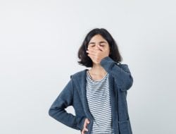 Mengapa Mulut Bau Saat Bangun Tidur? Penyebab dan Cara Mengatasinya
