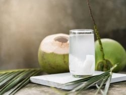 Minum Air Kelapa, Ini 8 Manfaat untuk Kesehatan