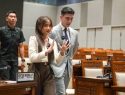 Dipanggil Ibu Dewan, Fuji Senyum Lebar