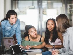 Hiperdigital Hambat Keterampilan Dasar Siswa, Swedia Kembalikan Sistem Pendidikan dari Perangkat Digital ke Buku Cetak