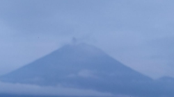 Gunung Semeru erupsi dengan letusan setinggi 500 meter pada Rabu (1/1/2025) pukul 05.20 WIB. (ANTARA/HO-PVMBG)