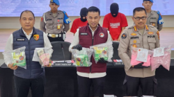 Direktur Reserse Narkoba Polda Jawa Tengah Kombes Pol. Anwar Nasir (tengah) menunjukkan barang bukti Sabu-sabu dan ekstasi saat pers rilis di Mapolda Jateng, Semarang, Senin (6/1/2025). (ANTARA/I.C. Senjaya)