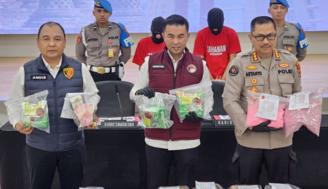 Direktur Reserse Narkoba Polda Jawa Tengah Kombes Pol. Anwar Nasir (tengah) menunjukkan barang bukti Sabu-sabu dan ekstasi saat pers rilis di Mapolda Jateng, Semarang, Senin (6/1/2025). (ANTARA/I.C. Senjaya)