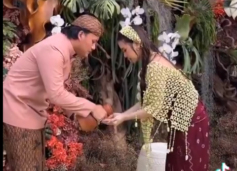 Momen Rizky Febian menuntun Mahalini Berwudhu