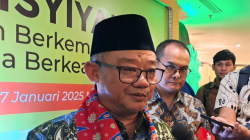 Mendikdasmen Abdul Mu'ti ditemui usai menghadiri Tanwir 1 Aisyiyah di Jakarta, Rabu (15/1/2025). (ANTARA/Lintang Budiyanti Prameswari)