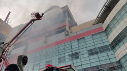 Proses pemadaman kebakaran Glodok Plaza, Tamansari, Jakarta Barat, Kamis (16/1/2025). ANTARA/Risky Syukur