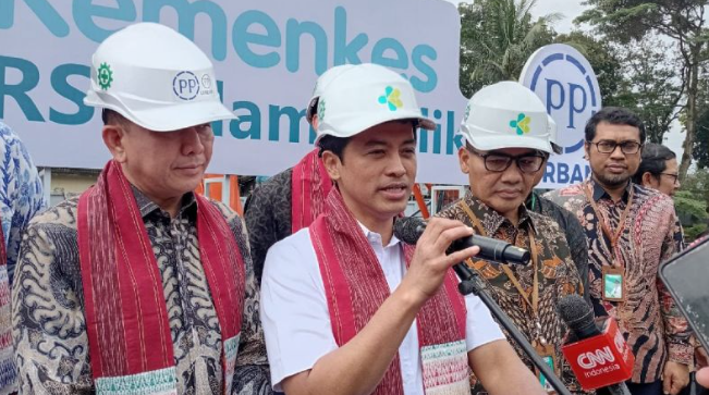 Wakil Menteri Kesehatan (Wamenkes) Dante Saksono Harbuwono memberikan keterangan kepada awak media di Medan, Sumatera Utara, Kamis (16/1/2025). (ANTARA/M. Sahbainy Nasution)