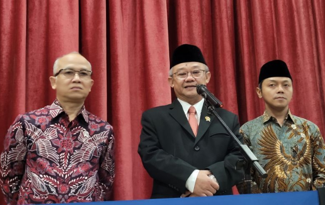 Menteri Pendidikan Dasar dan Menengah (Mendikdasmen) Abdul Mu'ti (tengah) dalam konferensi pers di Jakarta, Senin (20/1/2025). ANTARA/Sean Filo Muhamad
