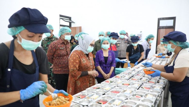 Menteri Pemberdayaan Perempuan dan Perlindungan Anak Arifah Fauzi (tengah) saat meninjau kondisi dapur di Satuan Pelayanan Pemenuhan Gizi (SPPG) Karangasem, Bali. (ANTARA/HO-KemenPPPA)
