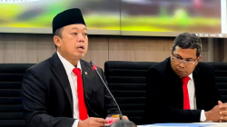 Menteri Agraria dan Tata Ruang/Kepala Badan Pertanahan Nasional (ATR/BPN) Nusron Wahid (kiri) dalam jumpa pers terkait pagar laut Tangerang, Banten, di Jakarta, Senin (20/1/2025). ANTARA/Harianto