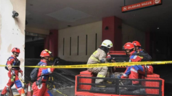 Sejumlah petugas pemadam kebakaran menggunakan kendaraan memasuki gedung lokasi kebakaran Glodok Plaza, Tamansari, Jakarta, Sabtu (18/1/2025). ANTARA FOTO/Fakhri Hermansyah/YU/aa.