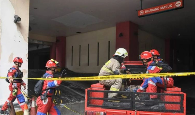 Sejumlah petugas pemadam kebakaran menggunakan kendaraan memasuki gedung lokasi kebakaran Glodok Plaza, Tamansari, Jakarta, Sabtu (18/1/2025). ANTARA FOTO/Fakhri Hermansyah/YU/aa.