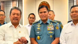 Menteri Kelautan dan Perikanan Sakti Wahyu Trenggono (kiri) dan Wakil Menteri Kelautan dan Perikanan Didit Herdiawan Ashaf (kanan) bertemu dengan Kepala Staf TNI Angkatan Laut Laksamana TNI Muhammad Ali (tengah) di Jakarta, Senin (20/1/2025). ANTARA/HO-Humas KKP