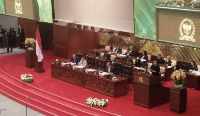 Ketua DPR RI Puan Maharani saat berpidato dalam Rapat Paripurna di Kompleks Parlemen, Jakarta, Selasa (21/1/2025). (ANTARA/Bagus Ahmad Rizaldi)