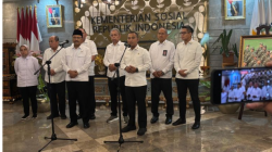 Awak media mengambil gambar Mensos Saifullah Yusuf (kiri) dan Kepala BNPT Eddy Hartono dalam konferensi pers usai pertemuan di Kantor Kemenesos, Jakarta, Rabu (22/1/2025) (ANTARA/Prisca Triferna)