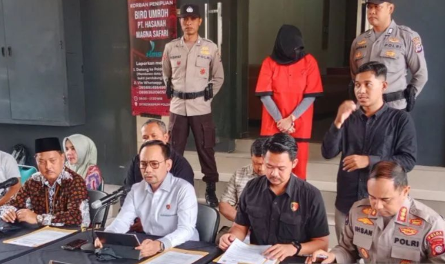 Polda DIY menggelar konferensi pers kasus penipuan dan penggelapan pemberangkatan umrah di Mapolda DIY, Sleman, D.I. Yogyakarta, Kamis (23/1/2025). ANTARA/Luqman Hakim