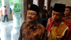 Menteri Sosial Saifullah Yusuf (kiri) didampingi Wakil Menteri Sosial Agus Jabo menjawab pertanyaan wartawan saat ditemui selepas membuka perayaan Isra Mikraj 1446 Hijriyah di Kantor Kementerian Sosial, Salemba, Jakarta, Jumat (31/1/2025). ANTARA/M Riezko Bima Elko Prasetyo