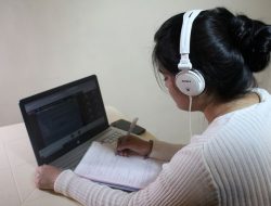 Kepribadian Orang yang Suka Mendengarkan Lagu Galau