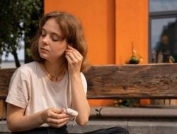 Senang Menyendiri dan Anti-Keramaian? Ini 5 Zodiak Paling Introvert