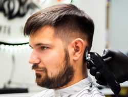 5 Gaya Rambut Pria 2025 yang Bikin Tampil Keren Sesuai Bentuk Wajah