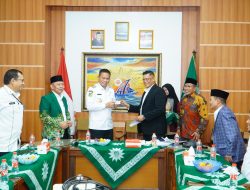 Pj Gubernur Fadjry Jufry Silaturahmi ke Muhammadiyah Sulsel, Bahas Isu Strategis dan Terima Kartu Anggota