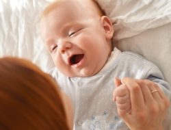 Hilangkan Cegukan pada Bayi dengan 7 Langkah Mudah Ini